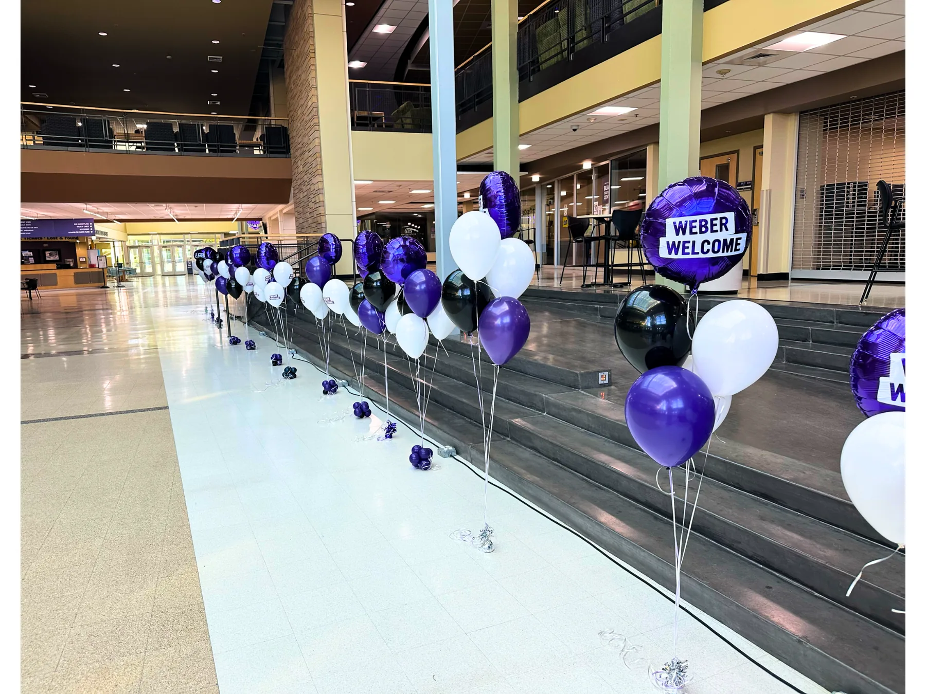 Weber school-color balloon decor